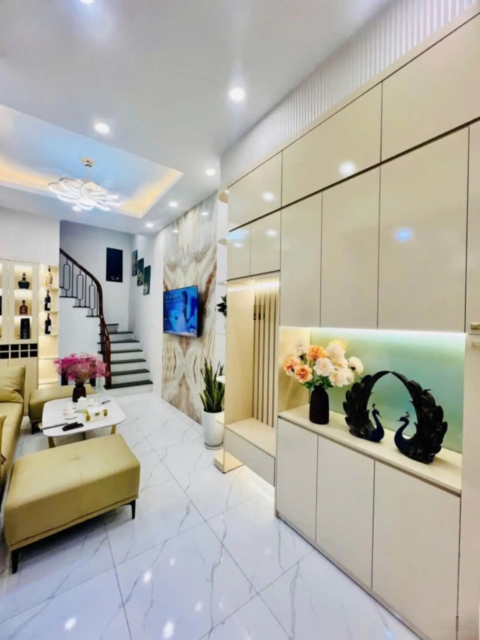 Vip - hoàng mai: bán nhà siêu đẹp: 40m - mt: 9m - nội thất cực đỉnh - giá cực tốt.