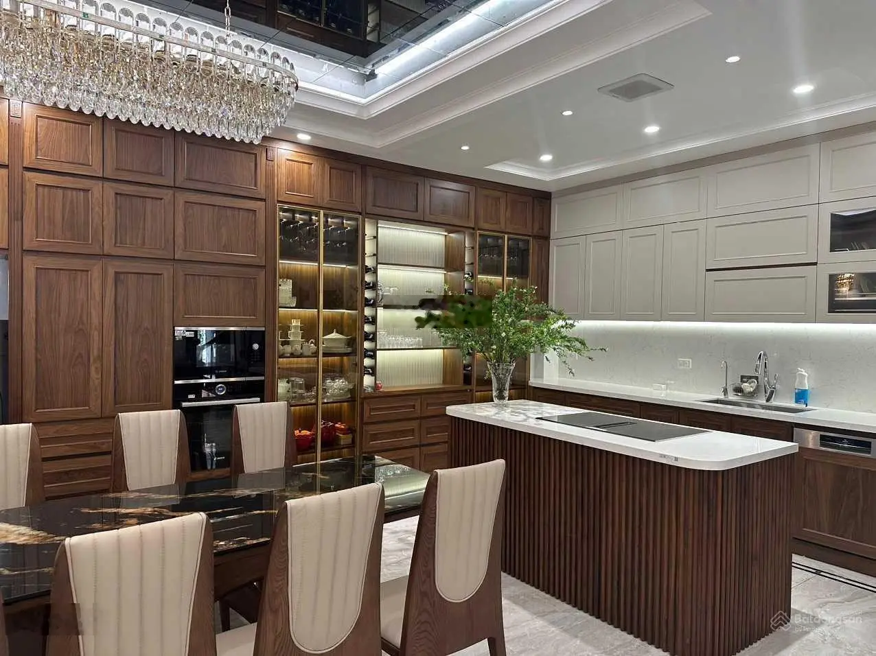 Bán nhà mặt phố Nguyễn Chánh: DT 62m2, MT 4.3m, 5 tầng, KD sầm uất, giá 28.5 tỷ
