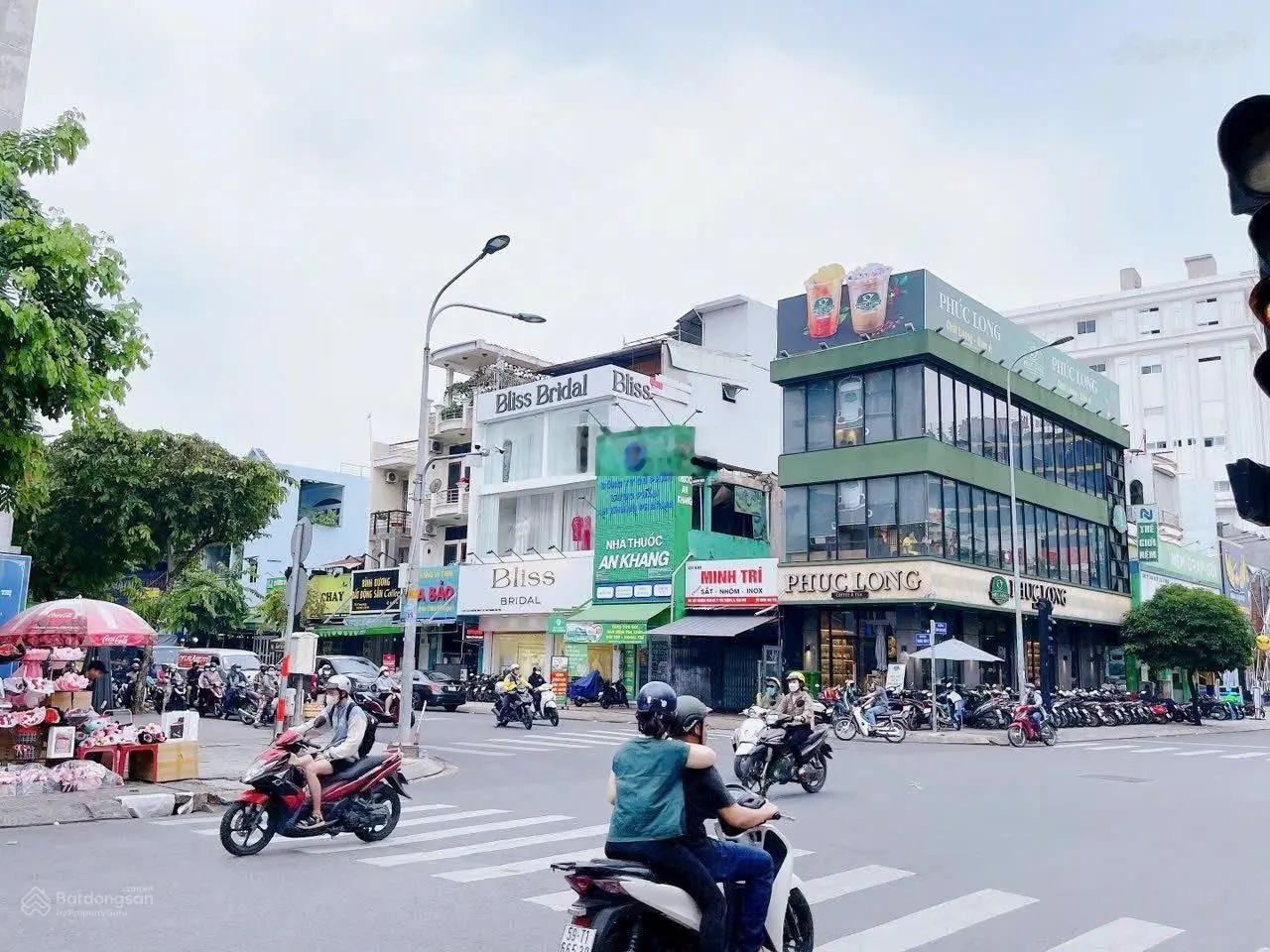 Bán gấp nhà mặt tiền Số 11 - 15C Thăng Long, P 4, Quận Tân Bình. DT: 8,2x24m - 5 tầng. Gần sân bay