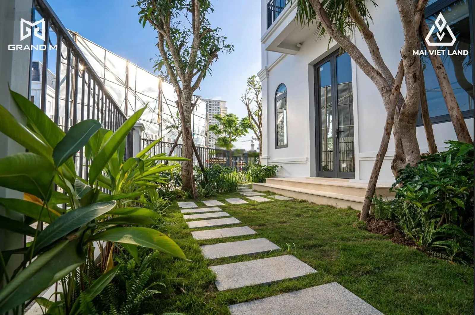 Bán gấp biệt thự Solasta Mansion 170m2, xây 4 tầng, Hướng Đông Nam