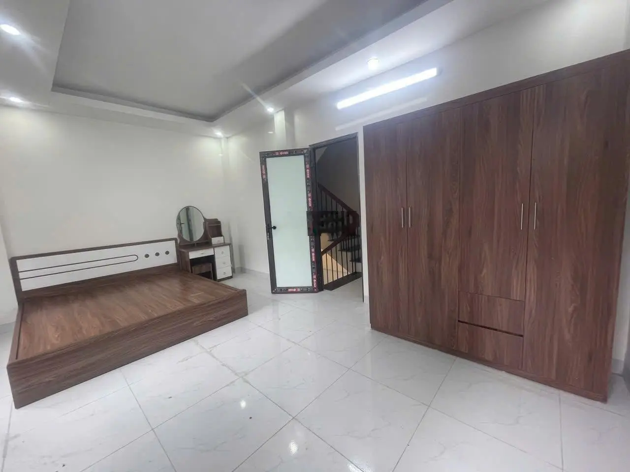 Chính chủ bán nhà 5 tầng 36m2, ở Cự Khối - view hồ - ô tô đỗ sát nhà giá 4,55 tỷ - LH 0866859822