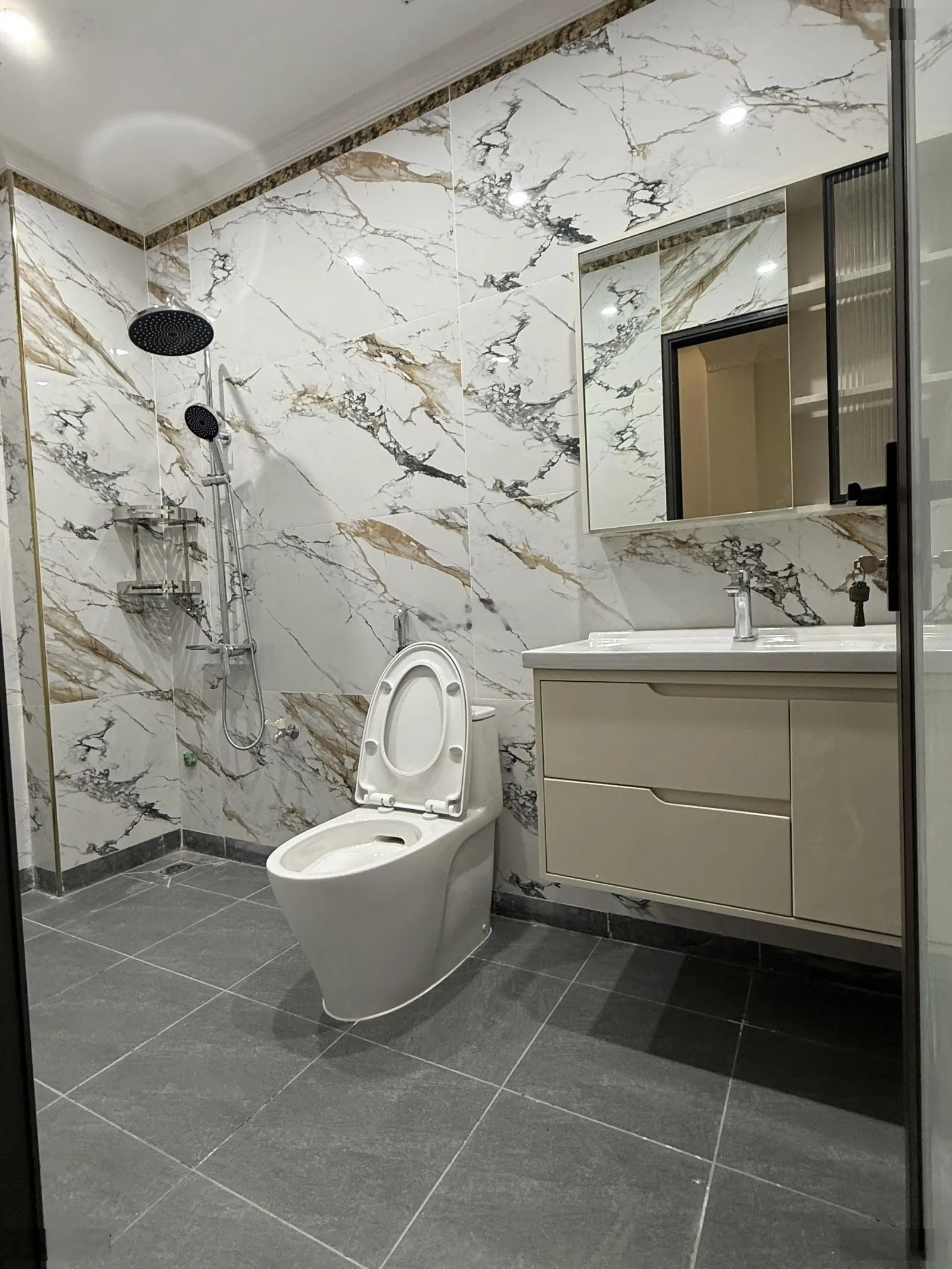 Bán nhà 5 tầng phố thanh am,diện tích 33m2 ,ô tô đỗ cổng- cách 10m nhà ra trục chính ô tô quay đầu