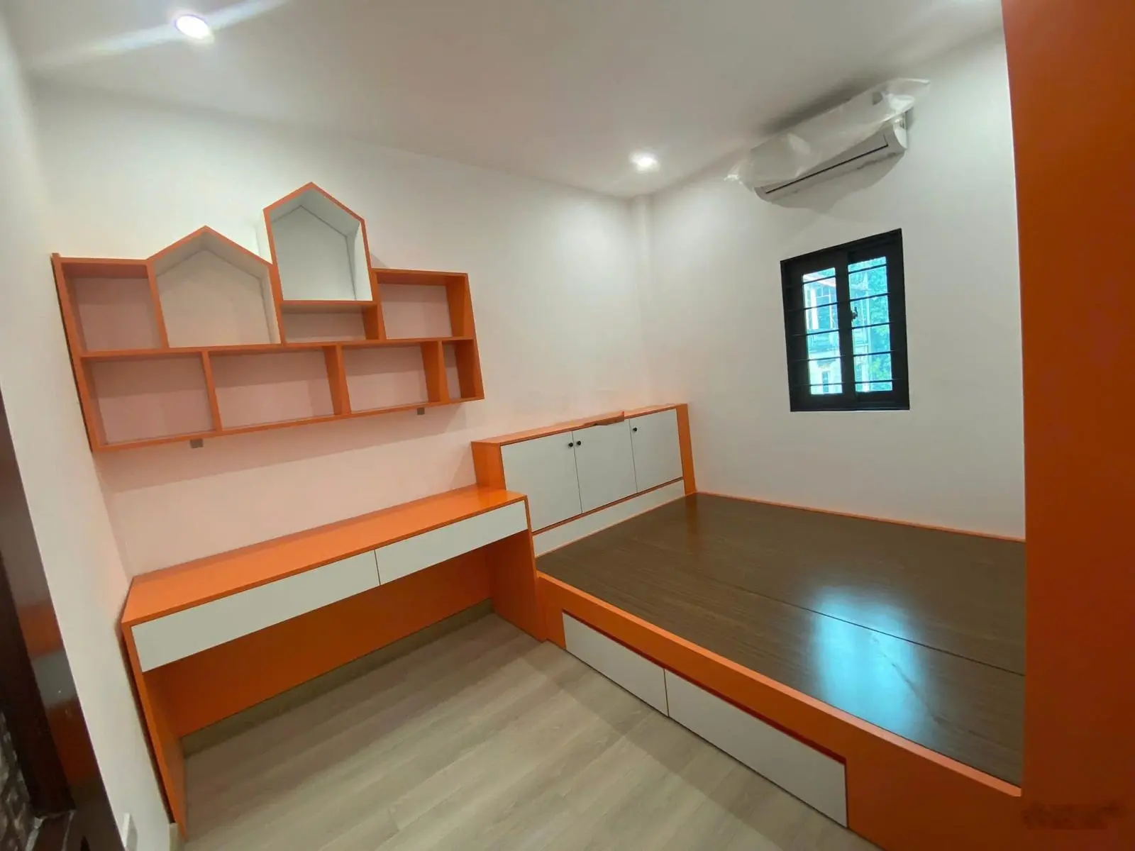 Cực Hiếm! Bán nhà mặt phố Lý Thái Tổ, 35m2, 5 tầng, 17.5 tỉ, phù hợp KD homestay, appartment