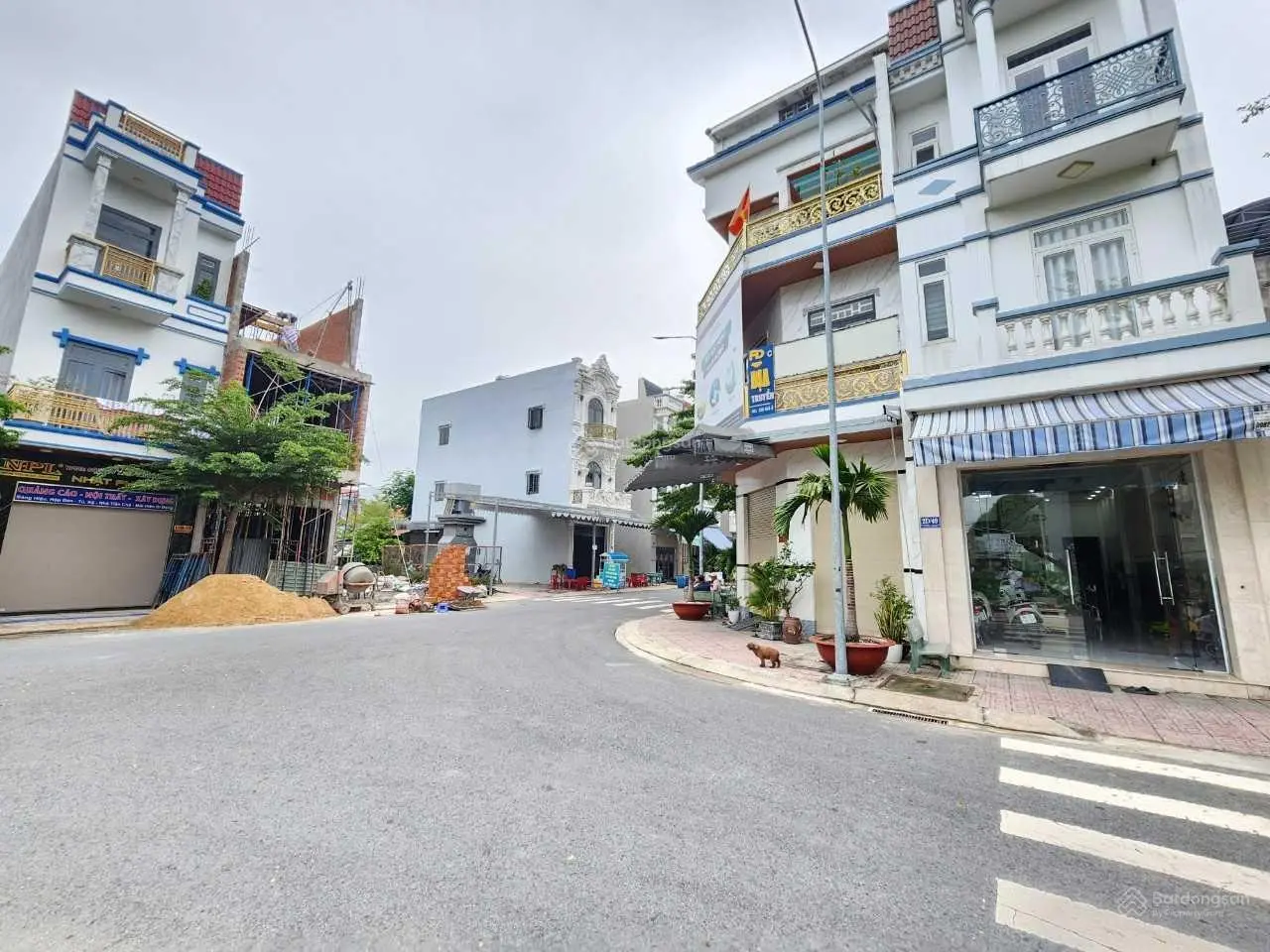 Bán nhà mặt tiền trục chính gốc ngã tư
