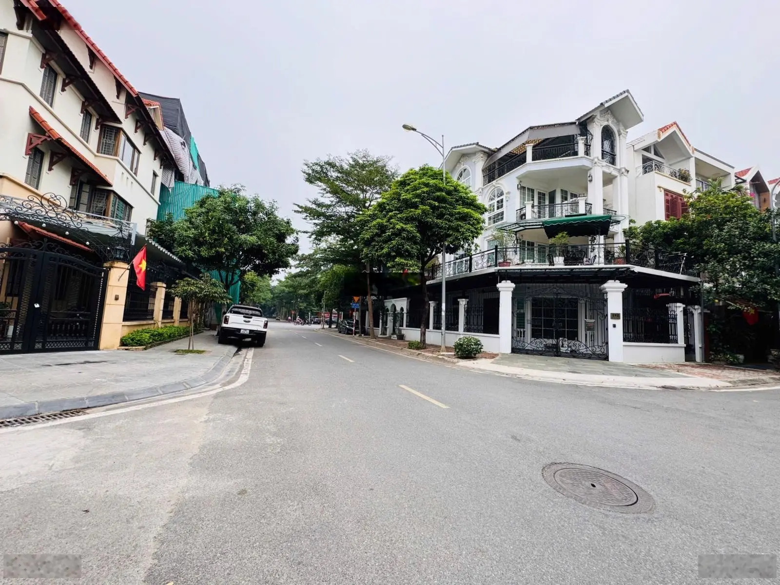 Siêu phẩm biệt thự căn góc 2 mặt thoáng kinh doanh đỉnh KDT Việt Hưng DT 145m2 . Giá 42 tỷ