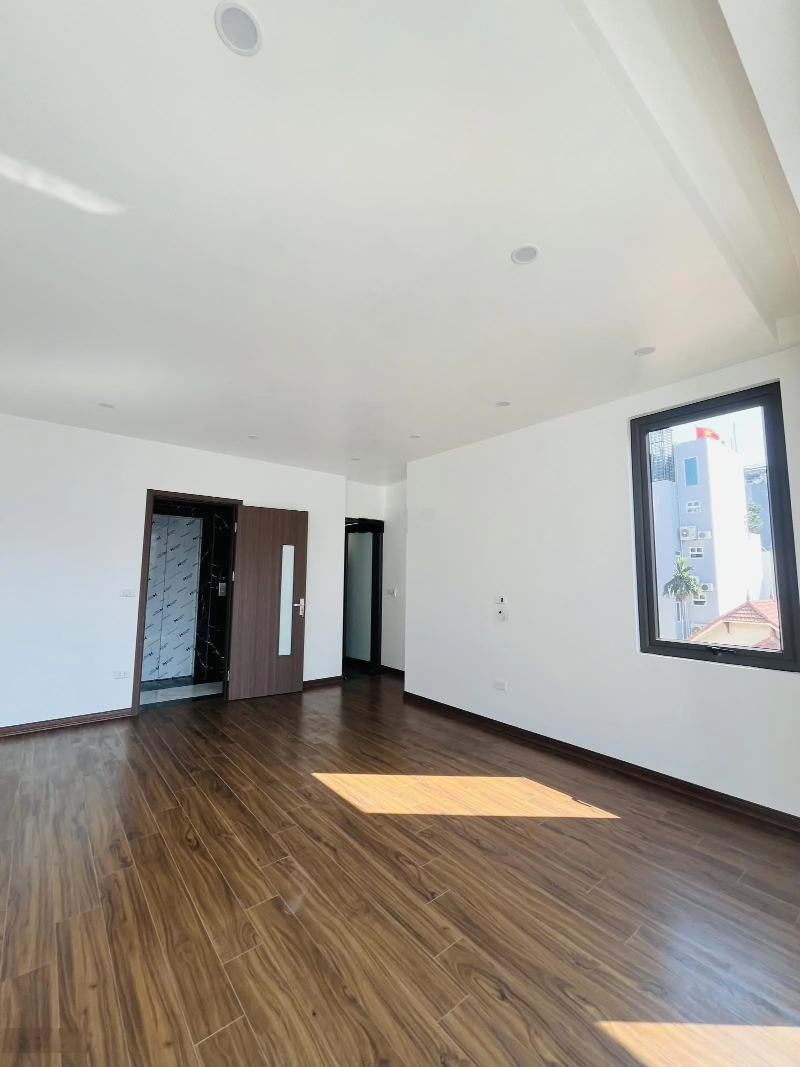 Lạc Long Quân toà nhà 7 tầng thang máy lô góc view thoáng 51m2 mặt tiền 5.7m