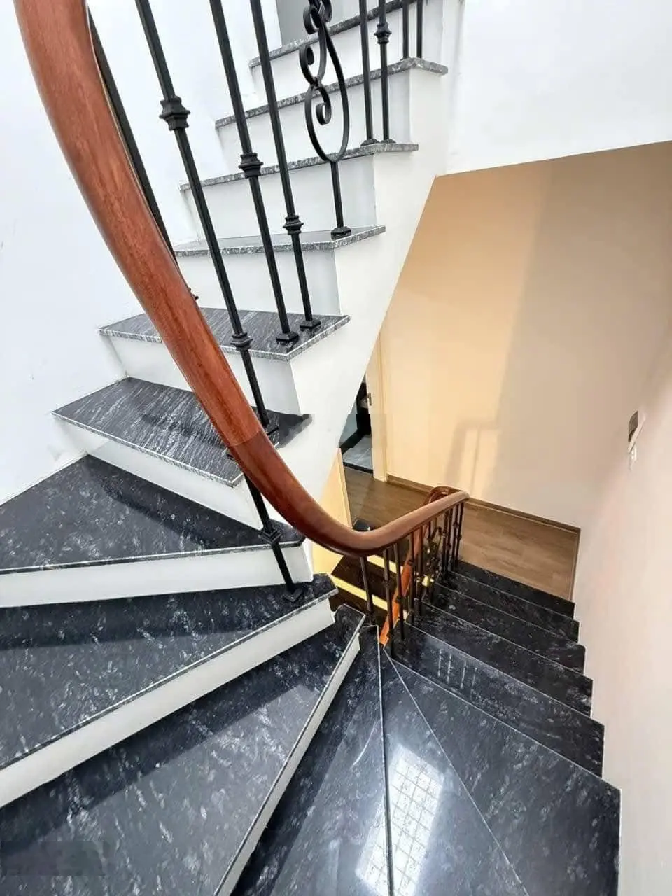 Nguyễn Văn Huyên! Nhà mới, full đồ, ở ngay, nhanh tay 5 tầng giá đẹp