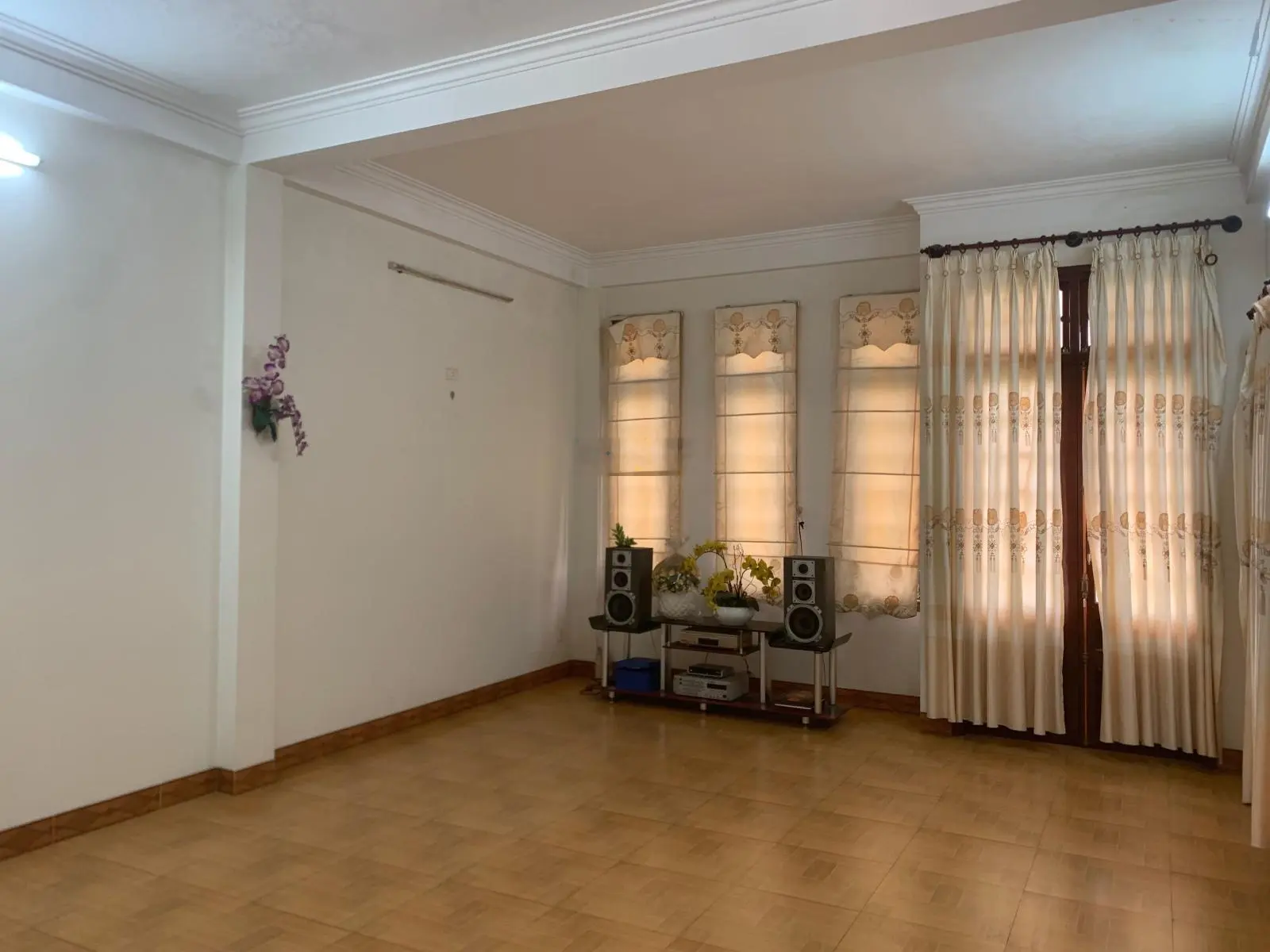 Bán nhà 3 tầng kiên cố mặt tiền Lê Trung Đình chính chủ, 250m2 sàn, 3 phòng ngủ, sổ hồng riêng