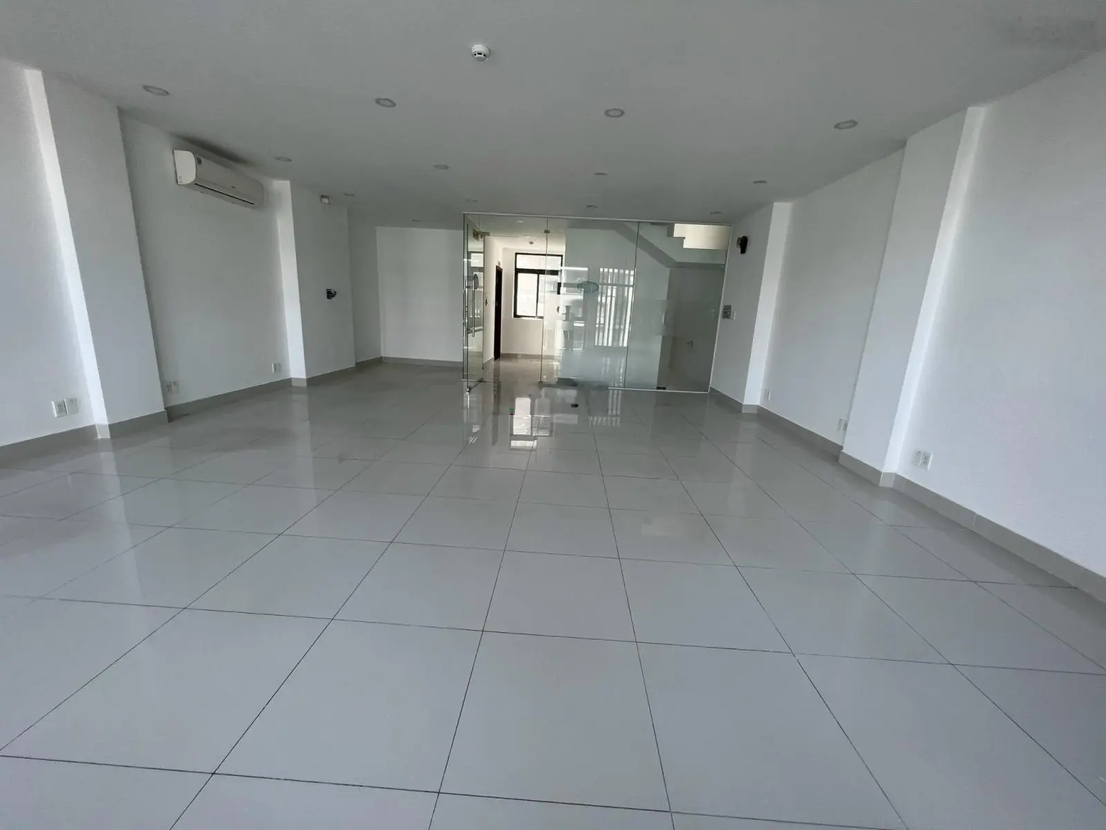 Bán nhanh nhà mặt tiền đường 35m Vạn Phúc - Mặt tiền ngang 7m - 6 tầng - Đã có sổ hồng riêng