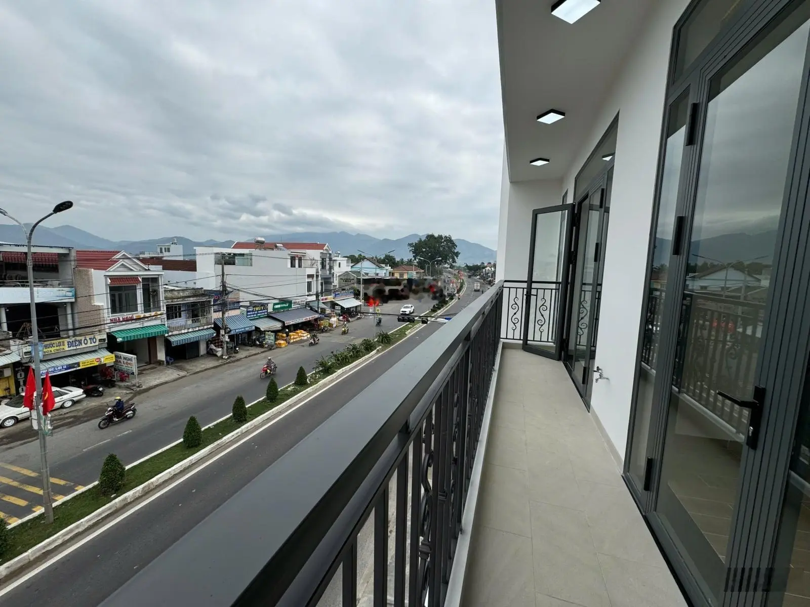 Bán nhà mới 3 tầng mặt tiền đường Hùng Vương (QL1A) thị trấn Diên Khánh, cách cây Dầu Đôi chỉ 300m