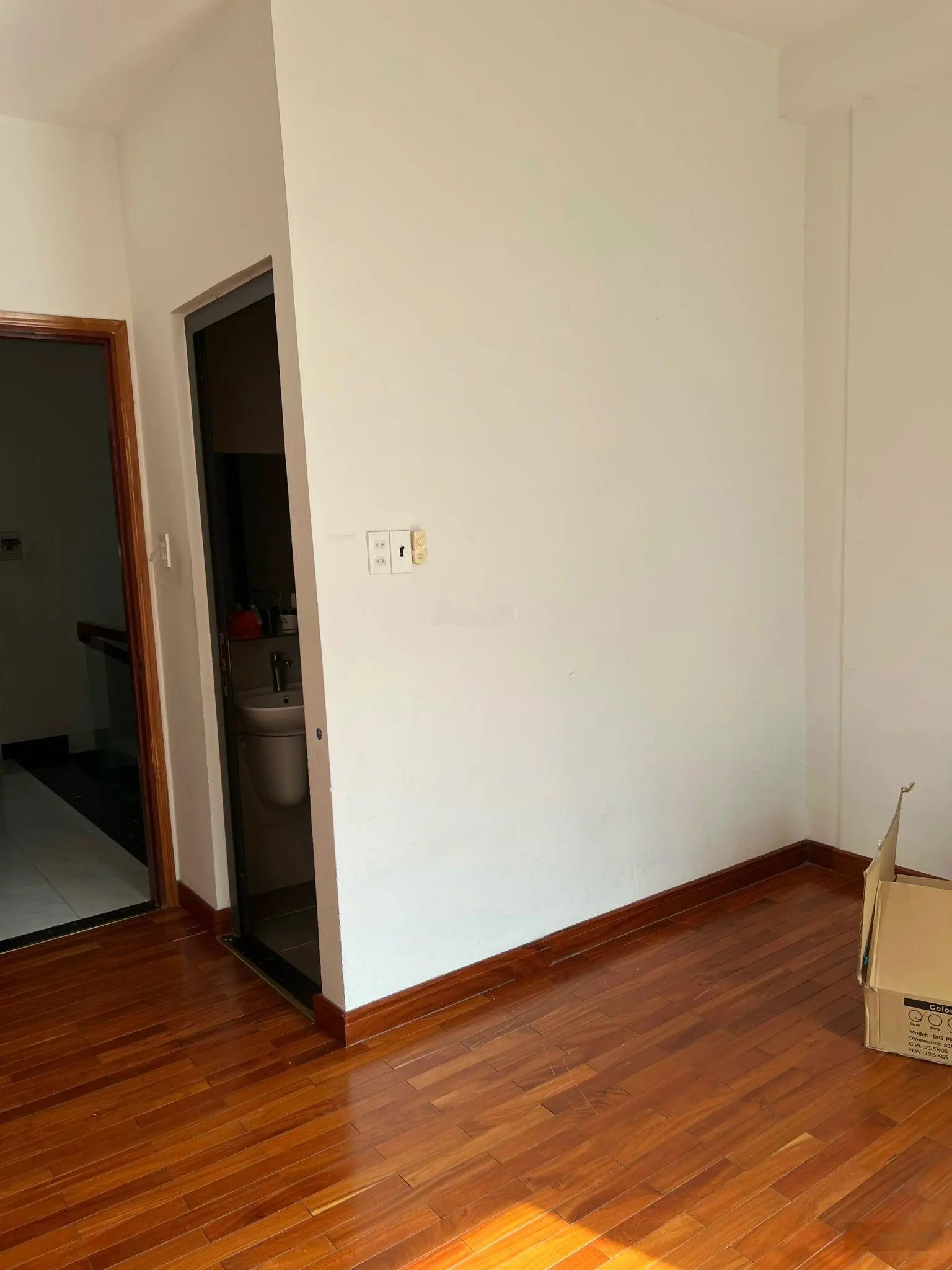 Bán gấp nhà đường 8m Dương Quảng Hàm - P.5 - Diện tích 4m x 18m - 6 lầu mới xây