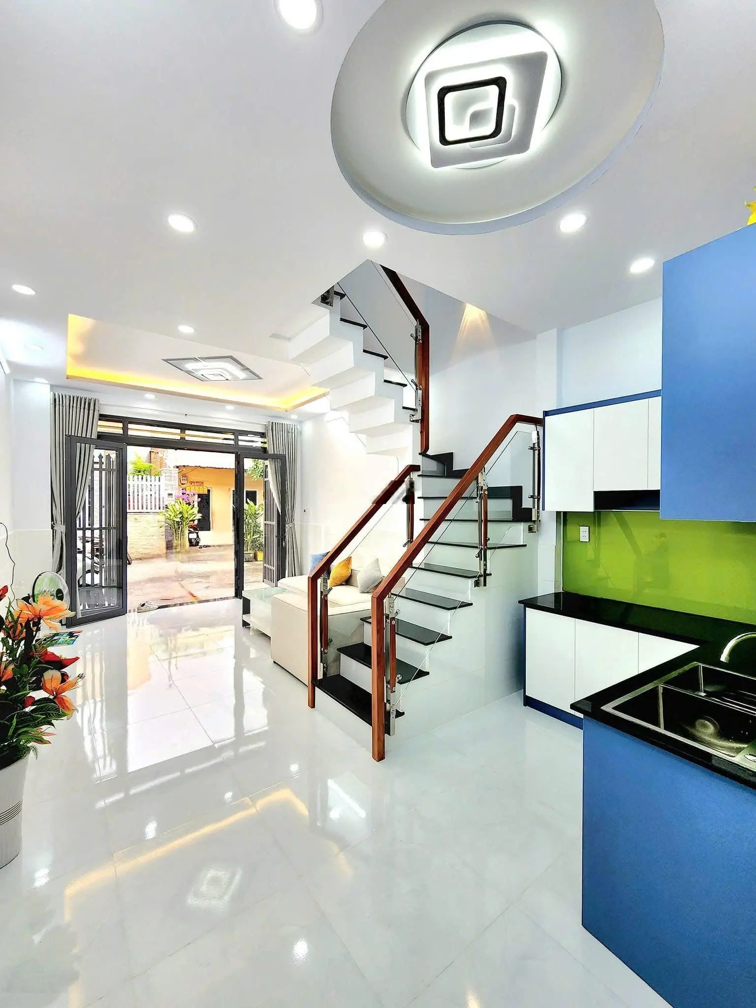 Nhà đường 9m kinh doanh, nhà mới 100 %