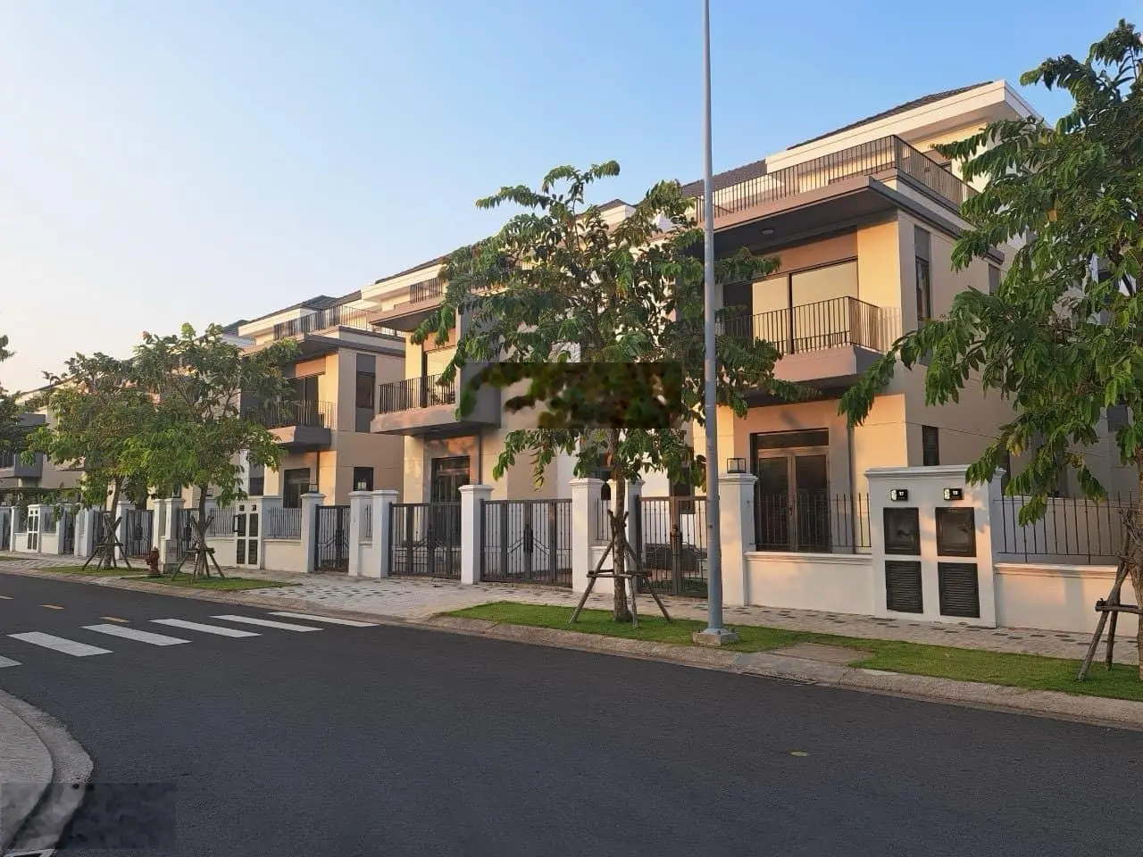 BÁN CẮT LỖ 1,2TỶ BAO PHÍ SANG TÊN CĂN NHÀ PHỐ 8X20 GIÁ GỐC 9,2 TỶ BÁN 8 TỶ KHU ELITE1 CẠNH SÔNG LỚN
