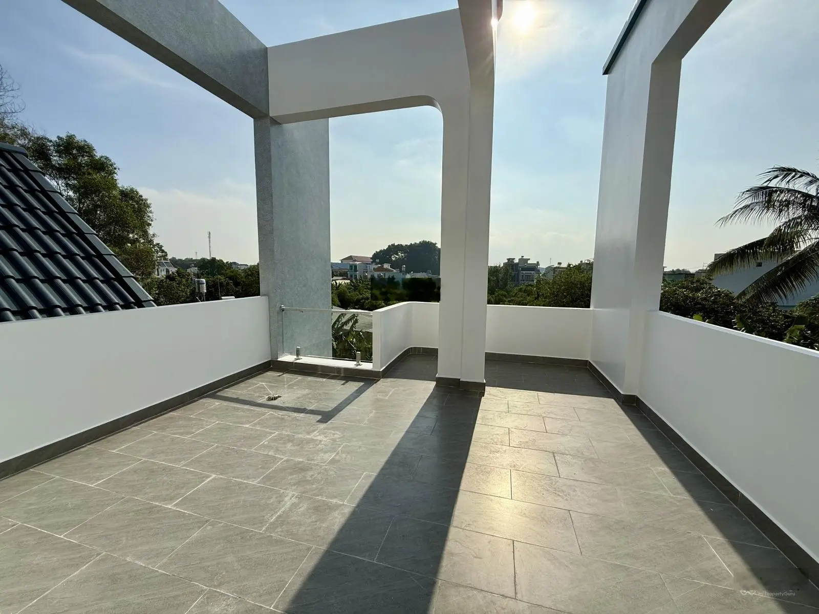 Bán nhà đường nhựa rộng DX 023, nhà 1 trệt 2 lầu đẹp, 3 phòng ngủ, sân oto 7 chỗ