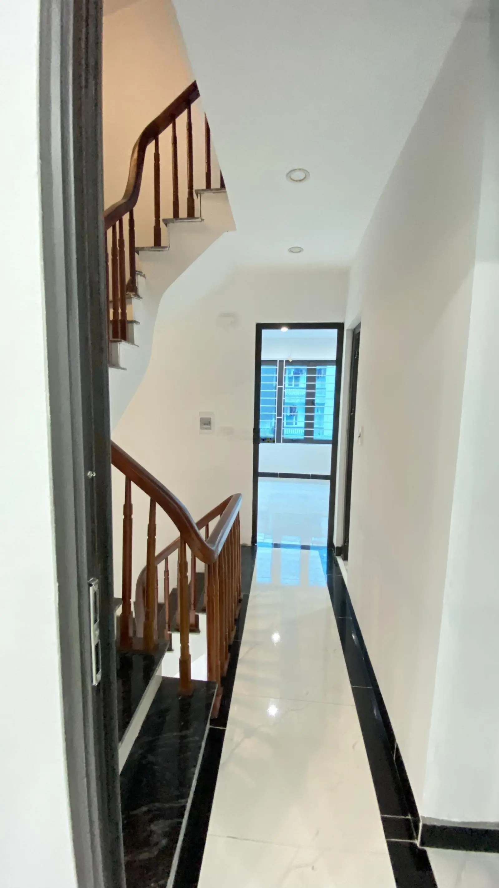 Nhà 45m2 xây 5 tầng. Cầu thang giữa thiết kế mỗi tầng 2 phòng. Sân riêng, ngõ rộng. LH: 0964502565