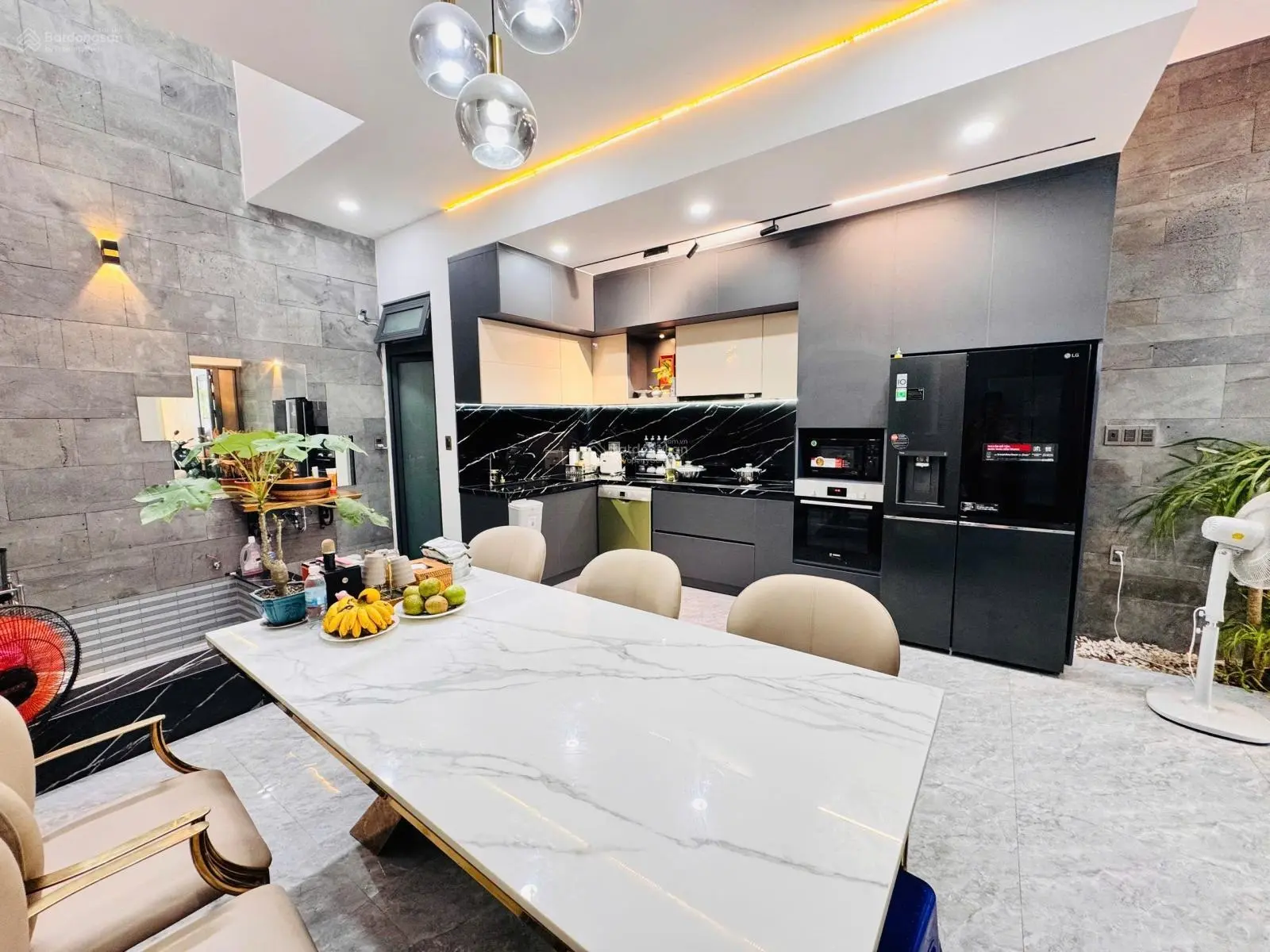 Bán nhà gần biển full nội thất xịn xò. 6 tầng chỉ 18 tỷ mặt đường phạm ngọc thạch vĩnh hải nha trag