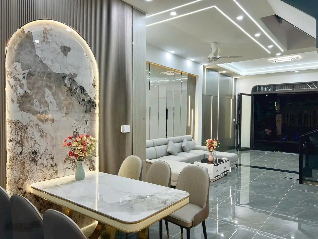 Nhà phố full nội thất tìm chủ mới . 2 lầu 4pn 4 wc tại Tp Thuận An