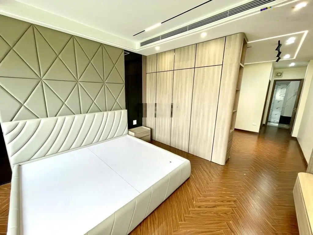 Nguyễn văn cừ 6 tầng - tháng máy - gara ô tô - full nội thất nhập khẩu - diện tích 63m2 rất rộng