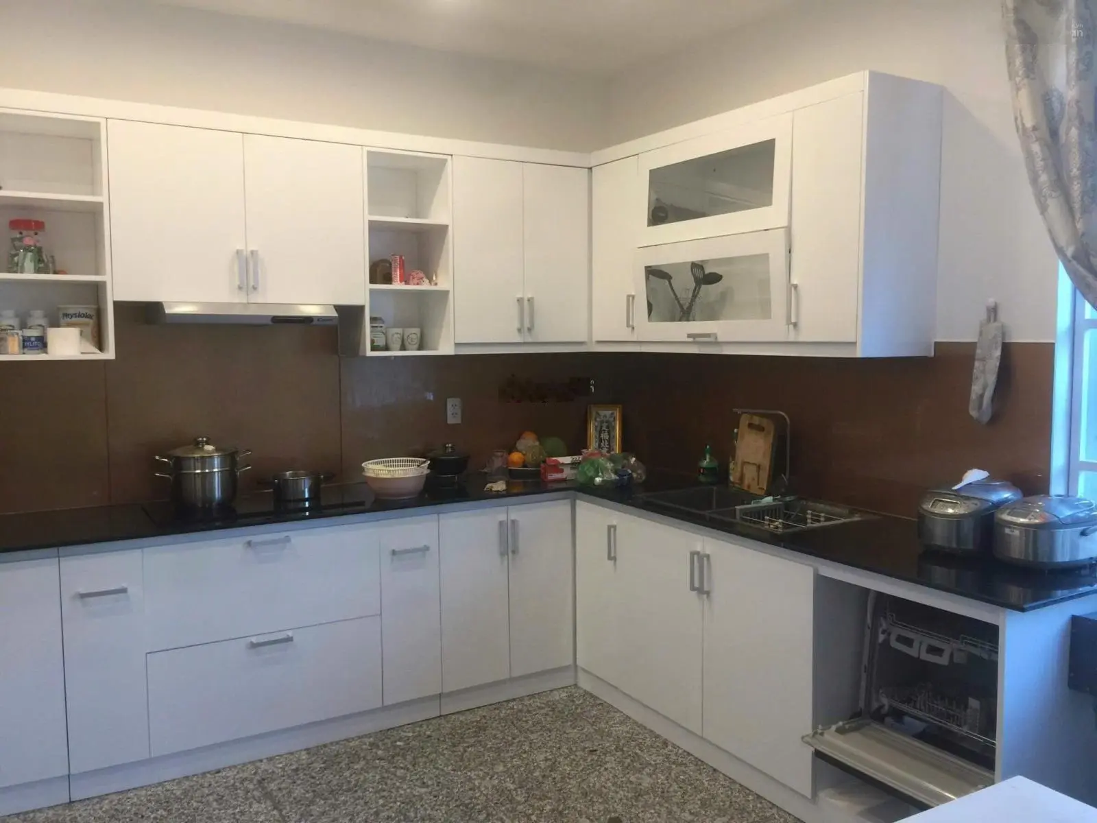 Cần bán căn nhà 1 trệt 2 lầu và sân thượng KDC Sadeco Phước Kiển A. Giá 10.5 tỷ. Sổ hồng riêng
