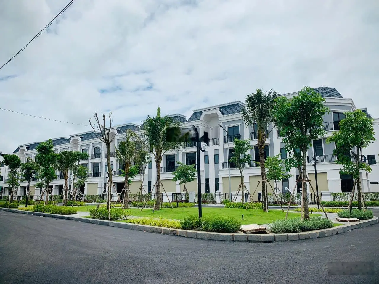 Nhà phố trung tâm Đức Hòa 3 lầu. Bank cho vay 70% + trả chậm 2 năm không lãi