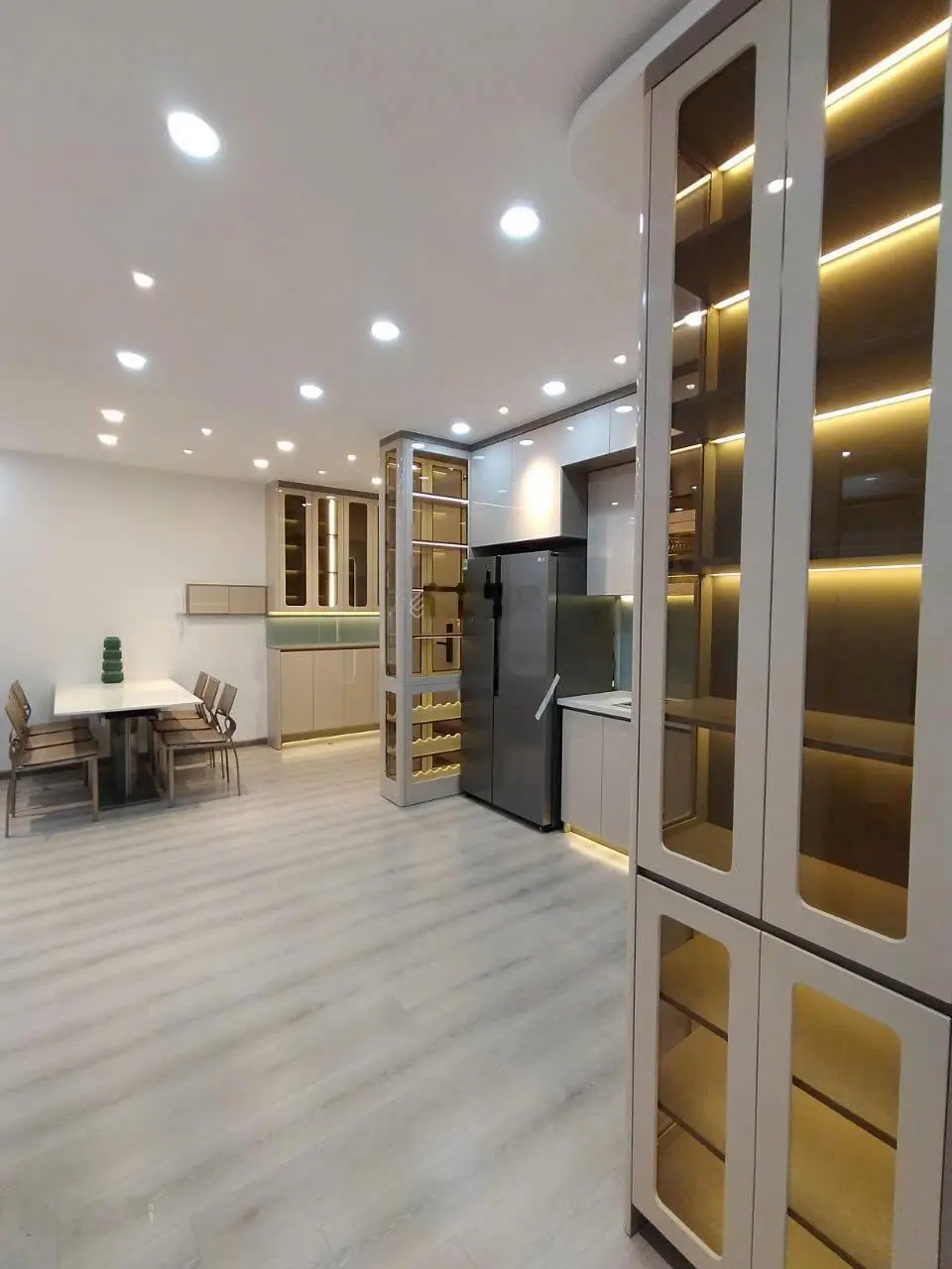 Bán căn hộ Sky Garden 2- 91m2 căn góc-3pn2wc-Giá Bán: 5,x- Giá Cho thuê: 40tr. LH: 0903 788 ***