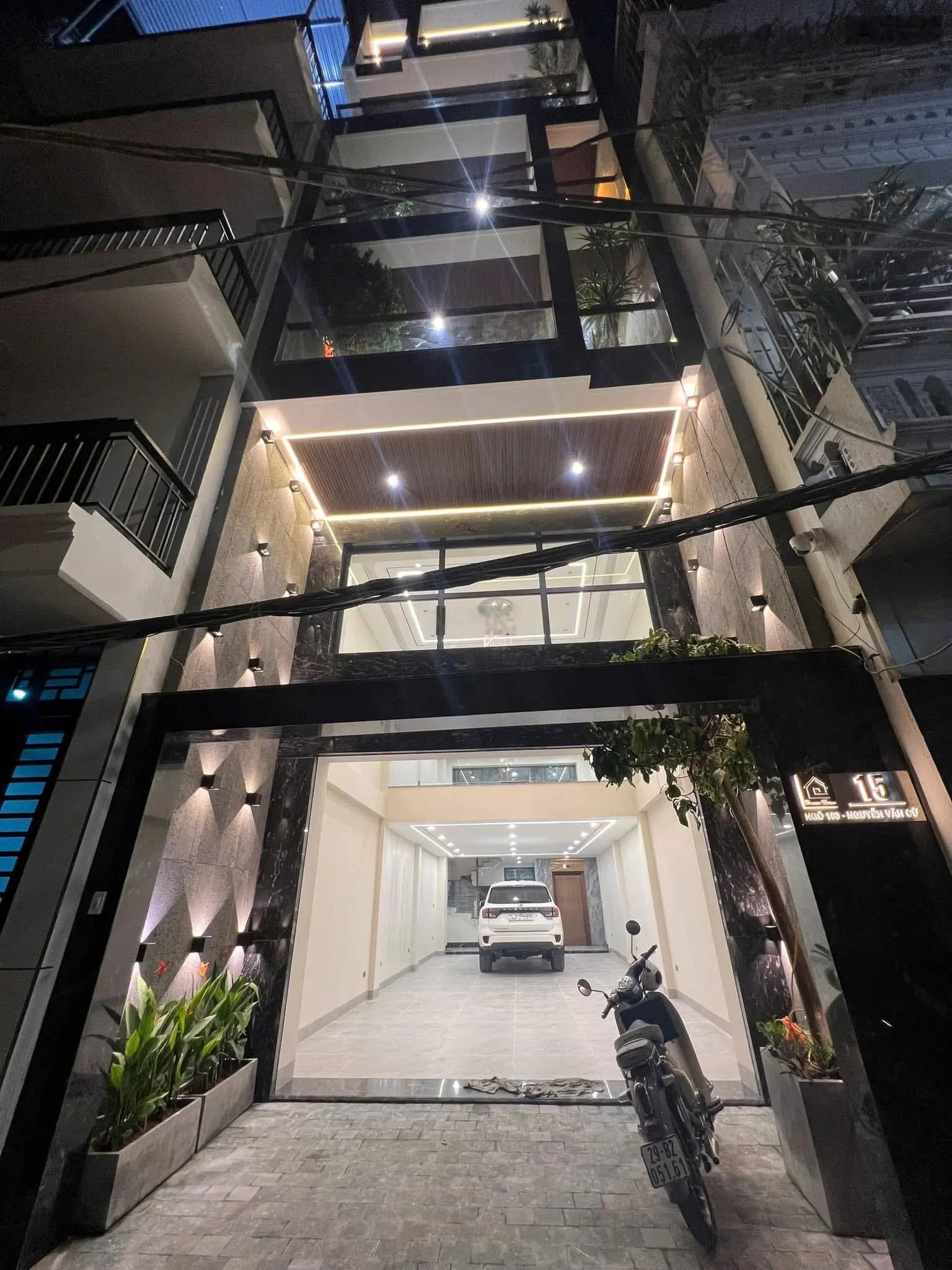 Nguyễn Văn Cừ 100m2, 8 tầng thang máy MT 5m ô tô 7 chỗ vào nhà ngõ thông cách mặt phố 15m