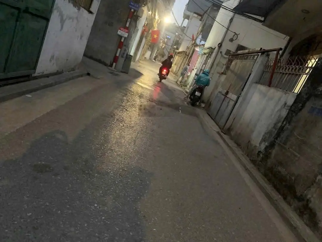 Bán NR, Thạch Cầu, 3,7 tỷ, 38m2, 2PN + 2WC, giá tốt. Ngõ thông sang phố Phú Viên