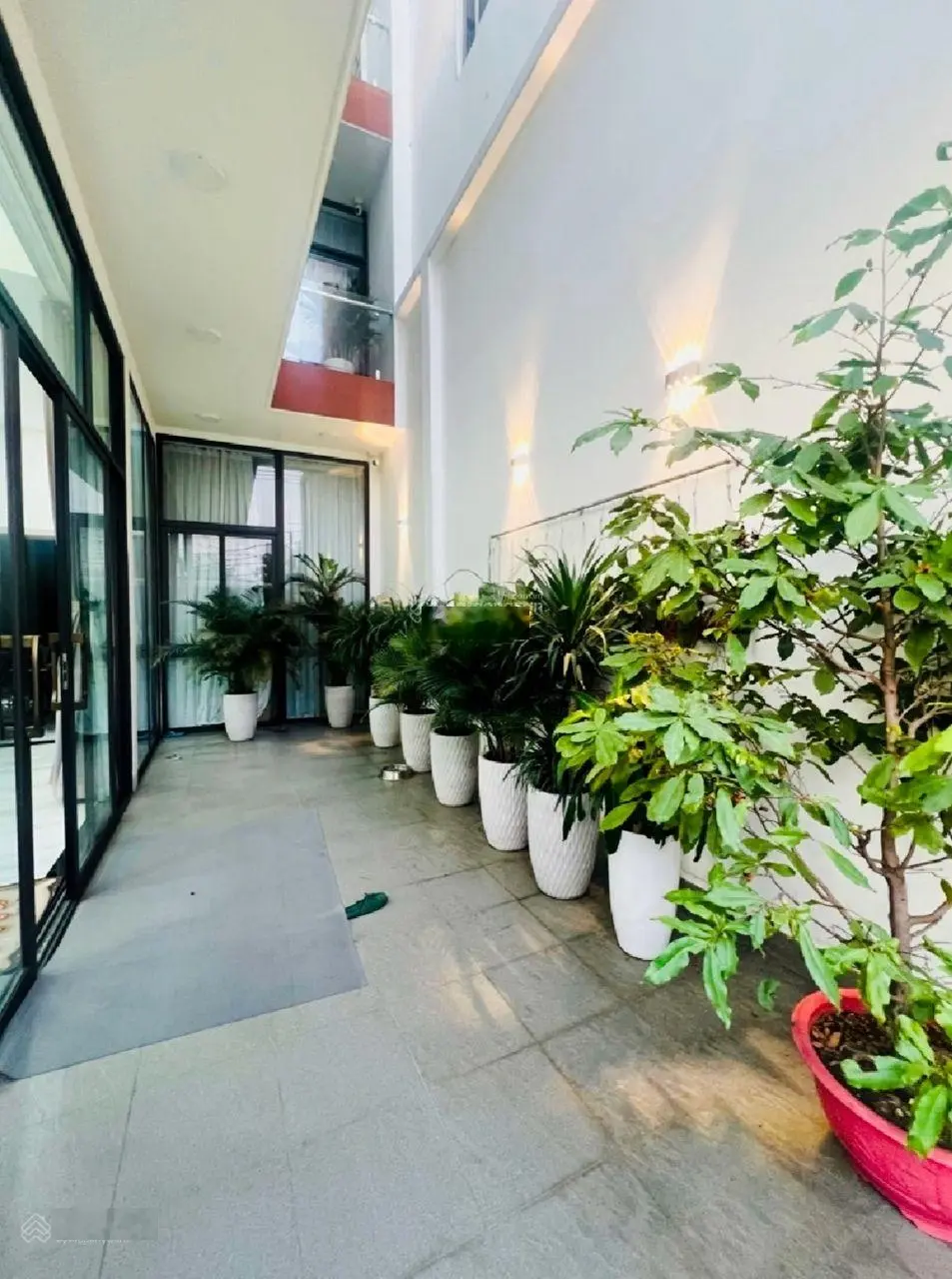 Bán biệt thự vip Hồ Ngọc Lãm, An Lạc, Bình Tân, DT 200m2 - 10 x 20m - 3 tầng, giá 19.9 tỷ TL