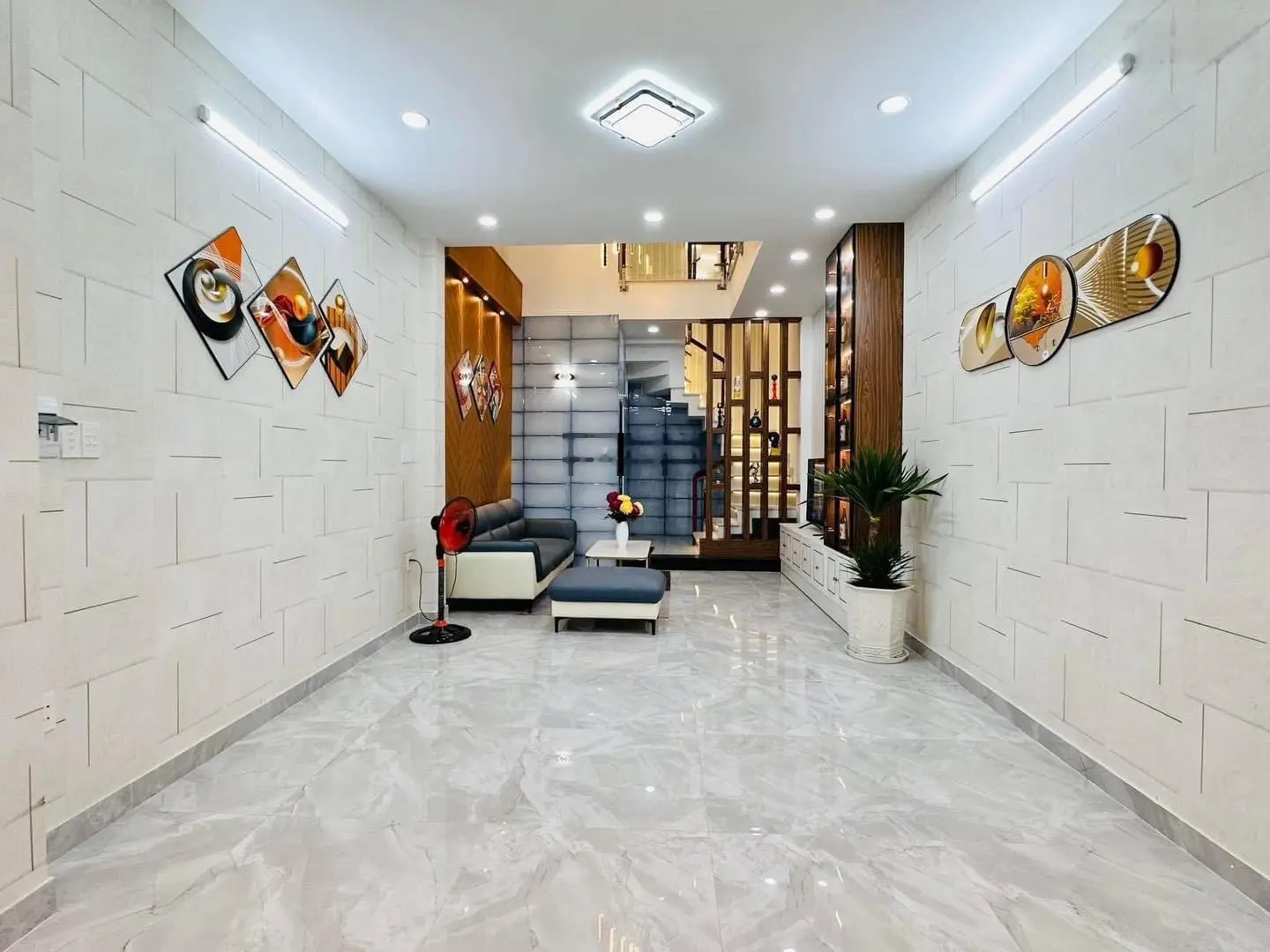Chính chủ bán nhà Tân Vĩnh, Quận 4. Giá 4,4 tỷ. DT 68m2 (4x17m). Đường trước nhà 4,5m