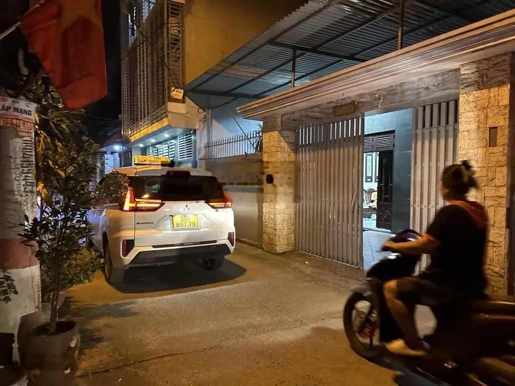 Gia đình bán gấp nhà Tân Mai, 42m2, 5 tỷ 4, gần ô tô gần phố, ngõ thông rộng, full nội thất