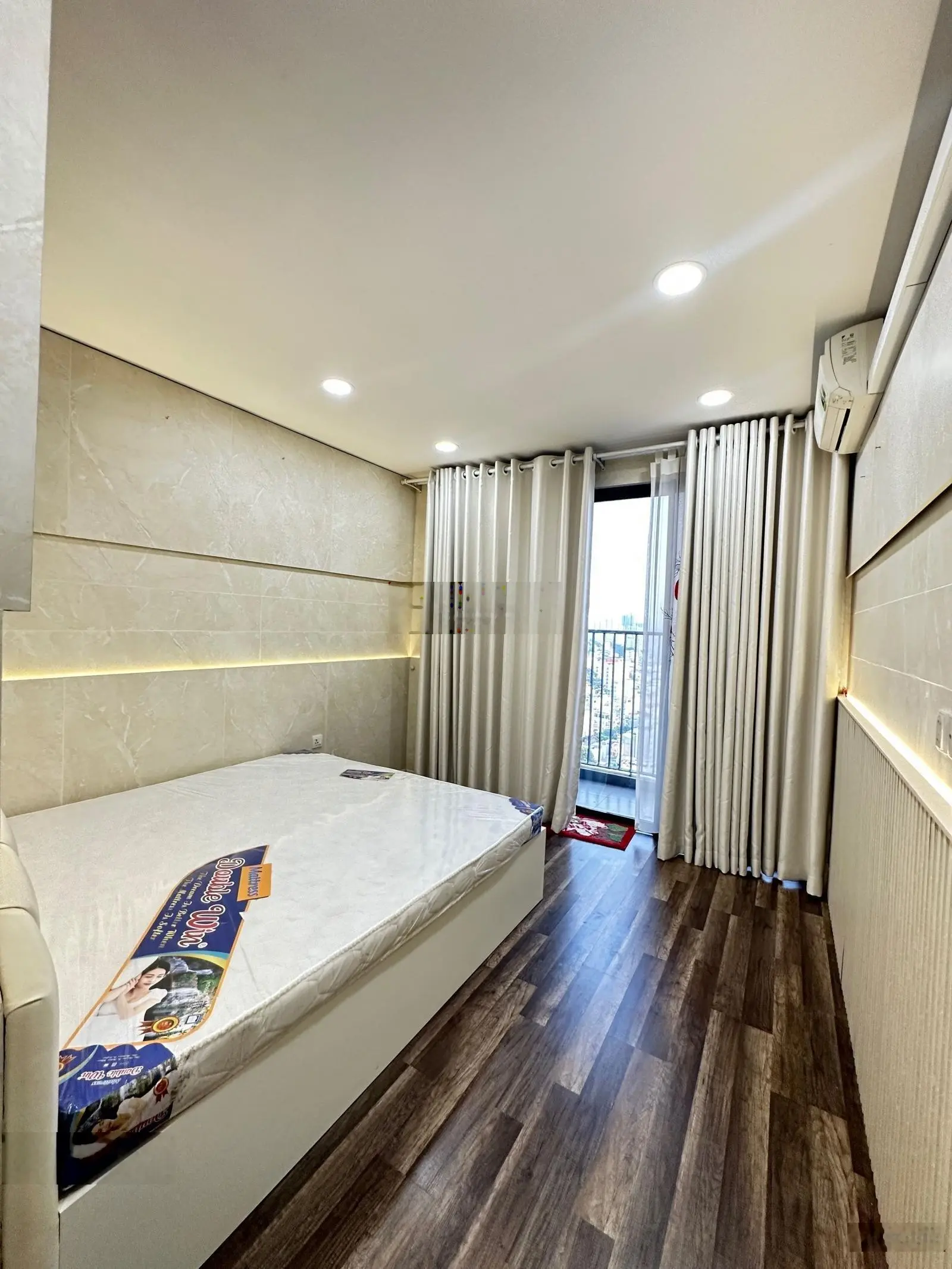 Gia đình em cần bán chung cư Park Legend, DT 59m2, 1PN, 1WC, giá 4.5 tỷ. LH em 0931 177 *** * Ngọc