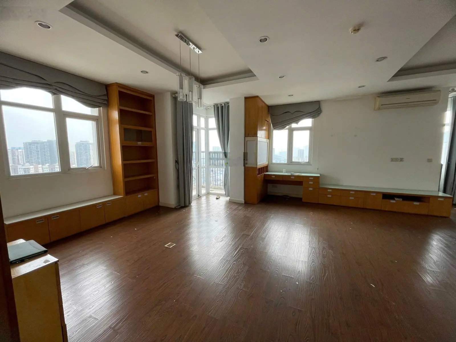 CC Trung Yên Plaza. Số 1 Trung Hòa, Sđ 193m, 3PN, 3VS, 1Kho, 3BC. Giá thu 52tr. Sđcc. 0974 687 ***