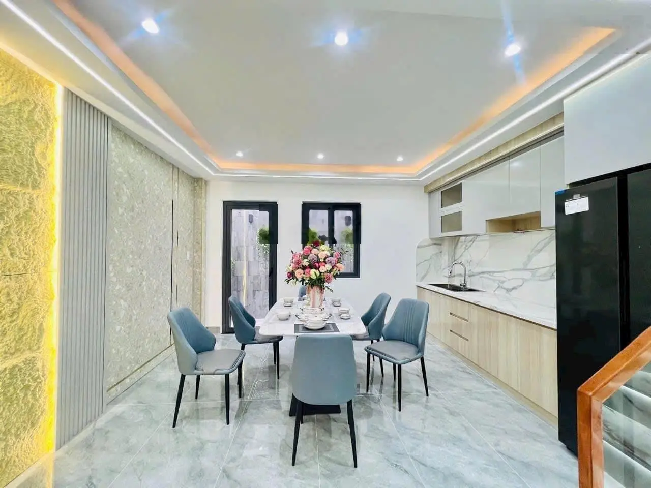 TẶNG FULL NỘI THẤT CAO CẤP NHƯ HÌNH cho căn nhà phố 3 LẦU. (Xe hơi đỗ trong nhà)
