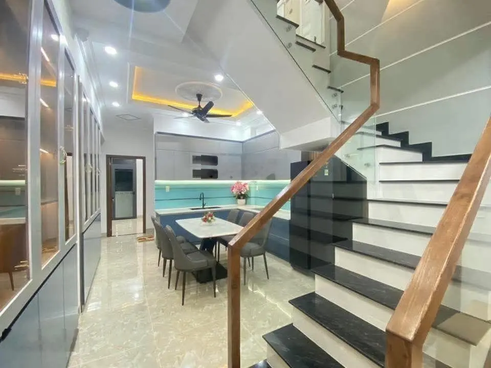 Nhà 3 lầu gần làng đại học quốc gia