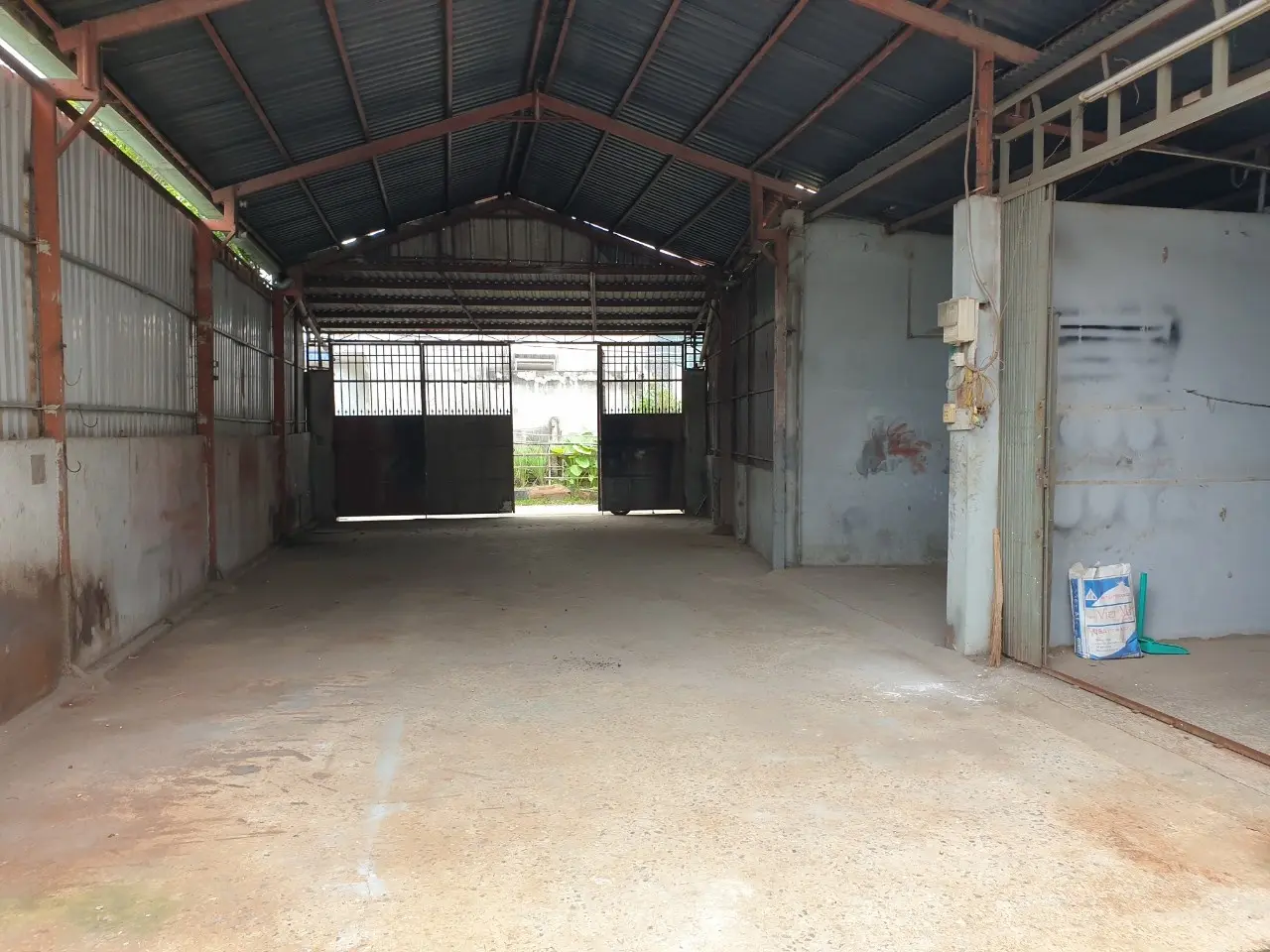Bán gấp nhà + kho DT 300m2 (10x30) hẻm Tân Xuân 1, gần UBND xã Tân Xuân