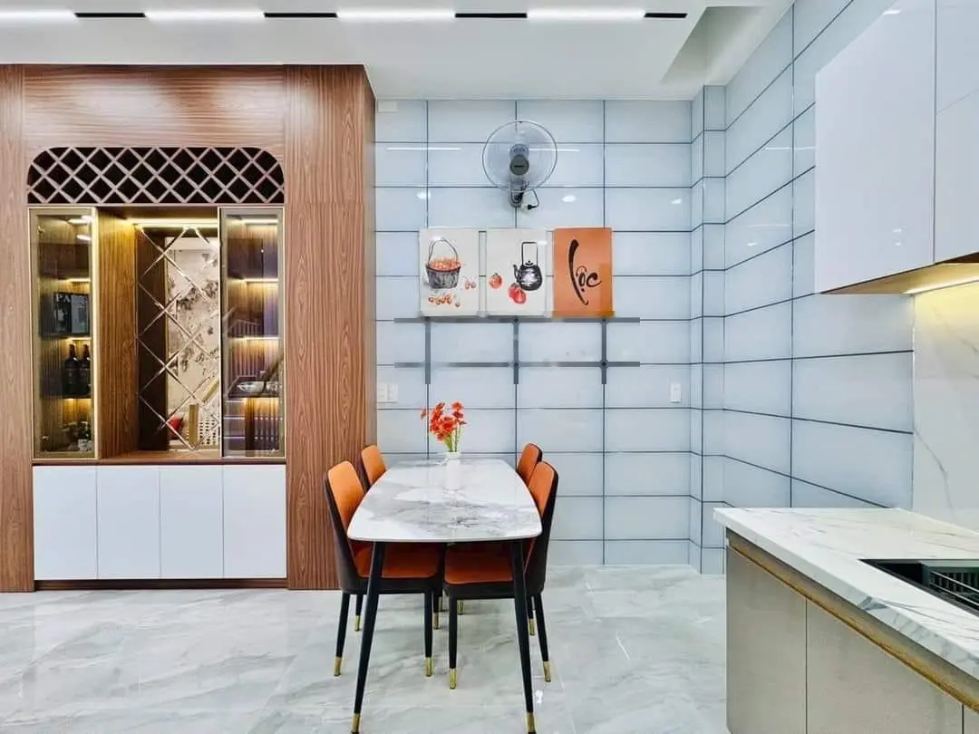 Dọn vào ở ngay nhà Chiêu Anh Các, Phường 5, quận 5 cần bán - Giá:4tỷ880/63m2. 2 tầng có sân thượng