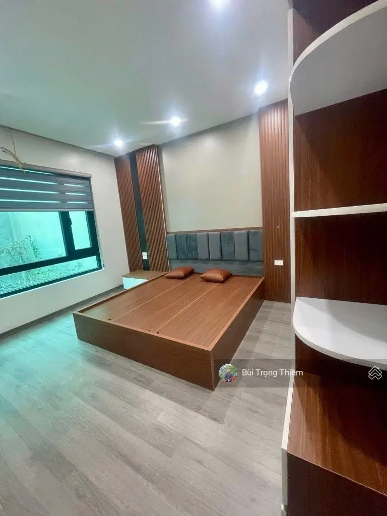Bán nhà dân xây hơn 40m2 ở Phố Trạm, Long Biên, cách Ô tô tránh 15m, giá đẹp