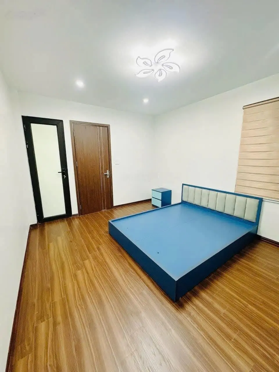 Đặng Tiến Đông. DT 27/30m2 x 4 tầng, MT 3m, giá 7,99 tỷ. Mặt ngõ, taxi đỗ cửa, 1 nhà ra phố.