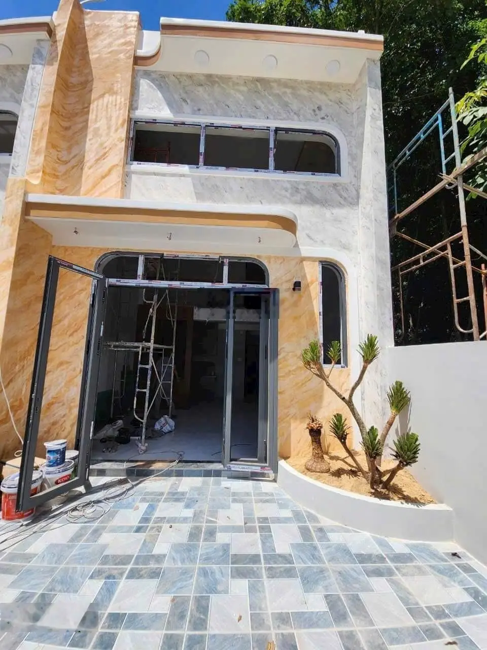 Cần bán nhà mới xây bàn giao full nội thất - DT 5x15m, sổ hồng chính chủ giá 900tr - LH 0909 362 ***