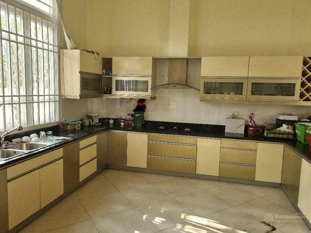 Bán dinh thự mặt tiền 720m2, 25x30m, khu Tên Lửa, 3 tầng, 5PN, 4WC, chỉ 70 tr/m2