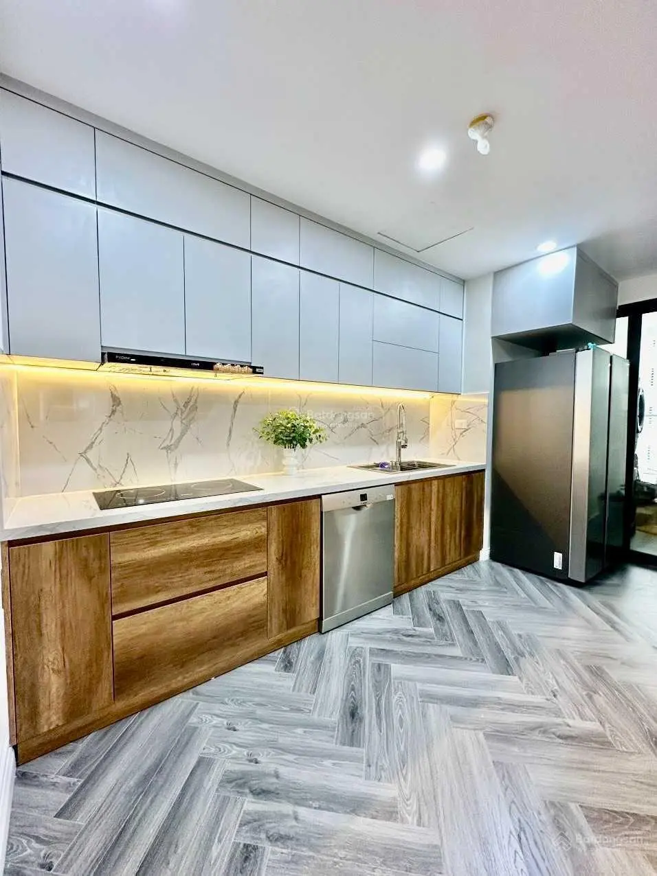 Chính chủ bán căn 3 phòng ngủ 122m2 tại Diamond Flower Tower full đồ, ban công Đông Nam sổ đỏ