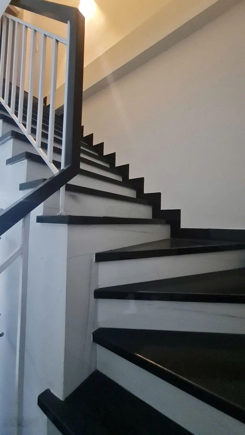 Bán nhà 2 tầng MT Nguyễn Hoàng - DT 75m2 đang cho thuê dthu 15tr/th - vị trí đắc địa gần ĐH Duy Tân