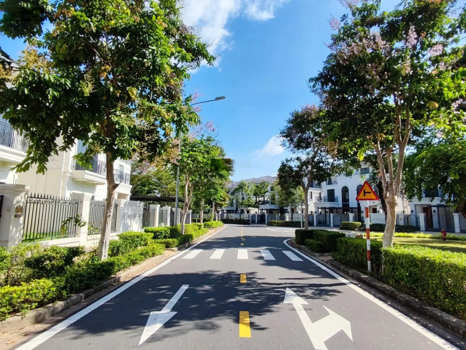 Bán nhanh dinh thự vị trí đẹp view sông từ 35 tỷ zone 4 full thuế phí. LH 0901 088 ***
