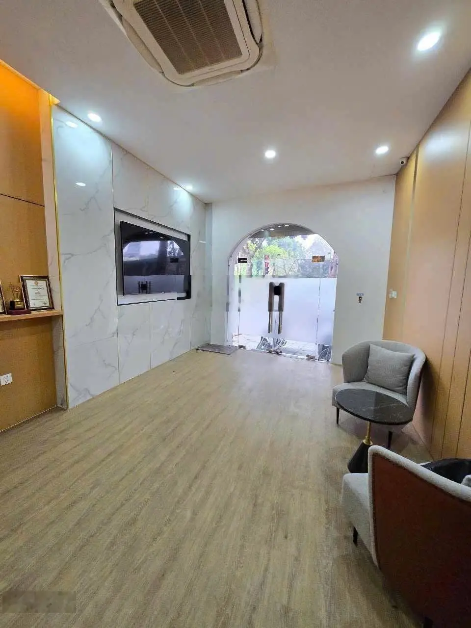 Bán nhà Mặt phố Lê Trực dt 60 m 7 tầng mặt tiền 4.1 m giá 40.7 tỷ Ba Đình