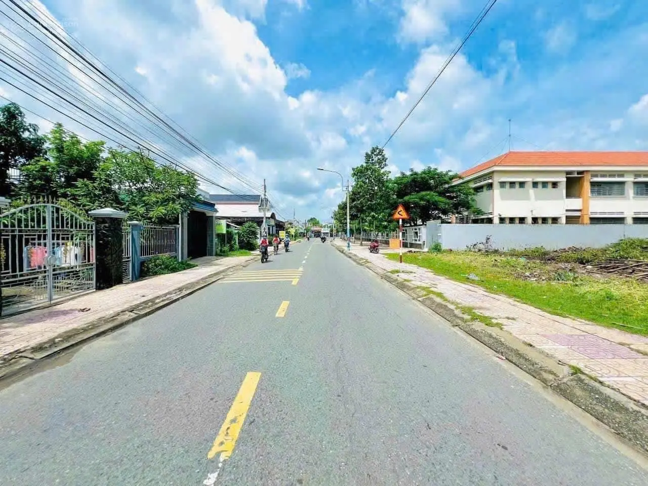 Bán đất giá 850 Triệu Mặt tiền Đường Lò Chén, Chánh Nghĩa Bình Dương DT 150M2 Sổ Hồng Riêng