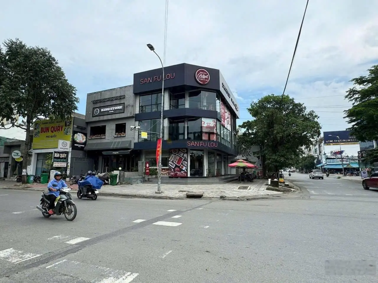 Bán mặt tiền Cách Mạng Tháng Tám, Q3 - DT: 5.9 x 33m, 195m2 - 3 tầng - HĐT 220 triệu
