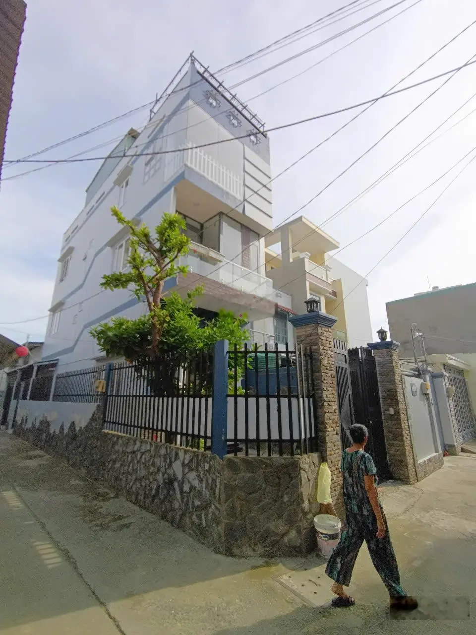 Nhà 1T3L có 6PN, 6WC đường Đỗ Xuân Hợp, Phước Long B, Q9, DT 100m2, giá 8.3 tỷ, đang cho thuê 22tr