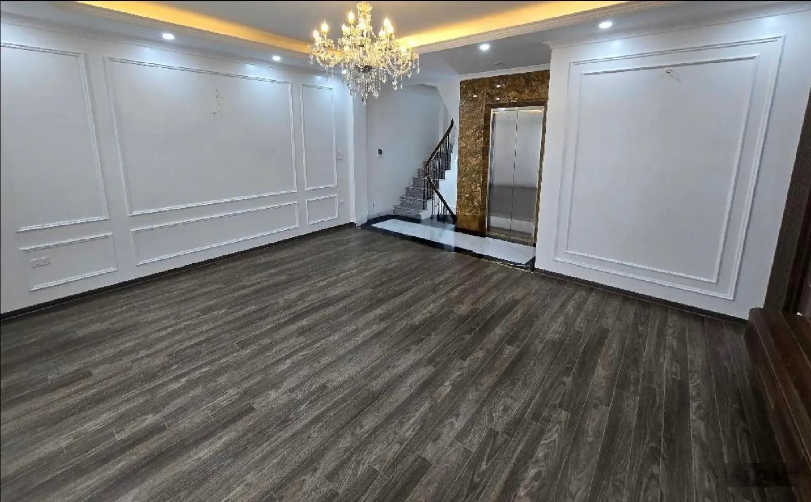 Bán nhà dân xây tại Xuân La, 54m2, 6 tầng , mặt tiền 6m ,có thang máy, gần phố ,ở ngay, giá 11,2 tỷ