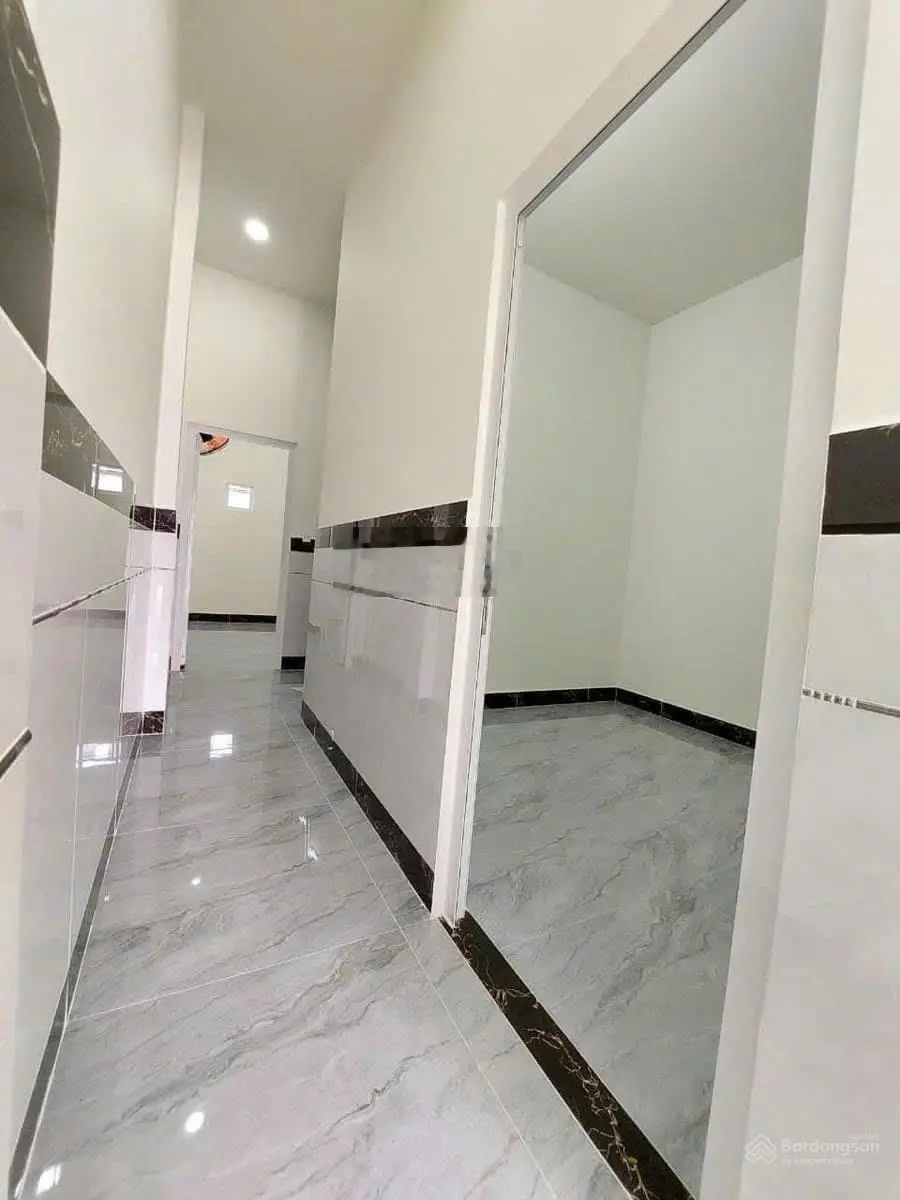 Bán gấp nhà giá 950tr , ngay chợ bình chánh , sổ hồng công chứng liền .