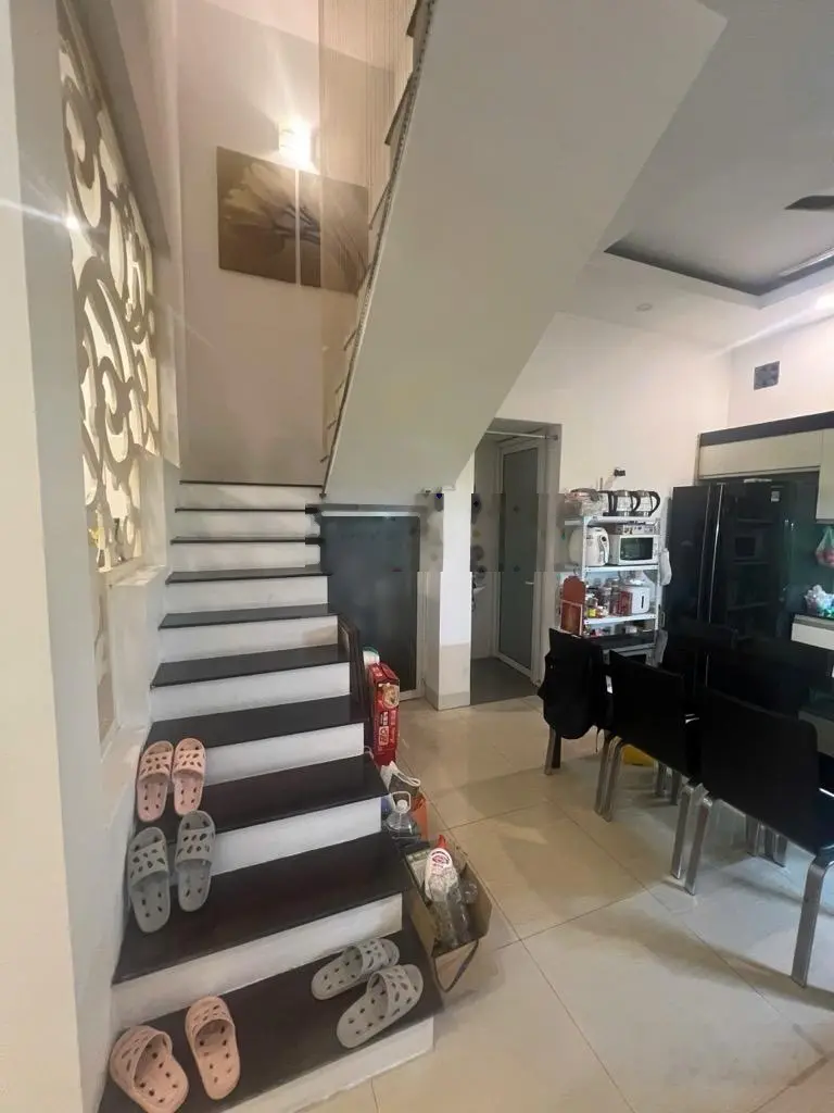 Chính chủ cần bán gấp nhà phố Ngọc lâm DT 65m2, 3 tầng vị trí siêu đẹp gần trường học, chợ.